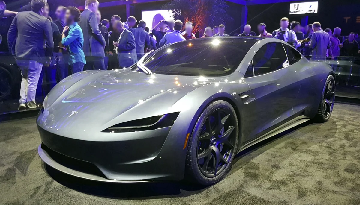 Protótipo cinza do Tesla Roadster em exposição em 2017, imagem de arquivo